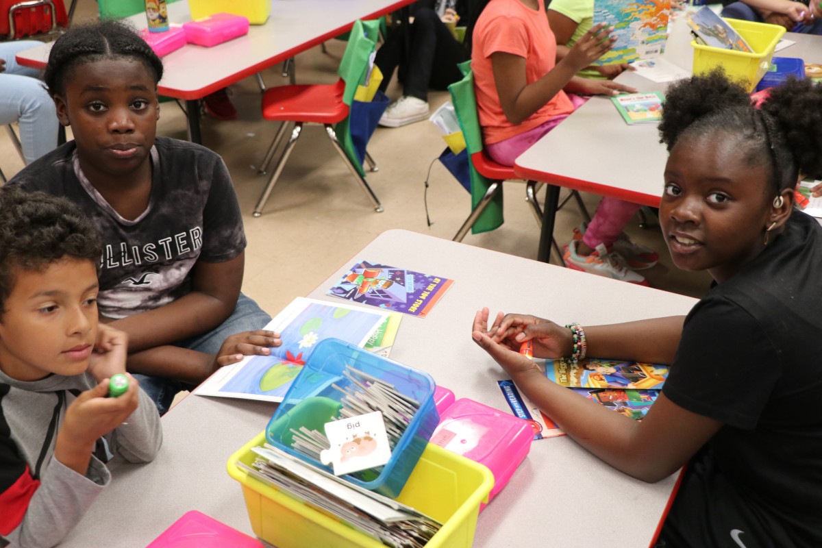 Vails Gate Fifth Graders and Kindergarteners Read Together in the Dark